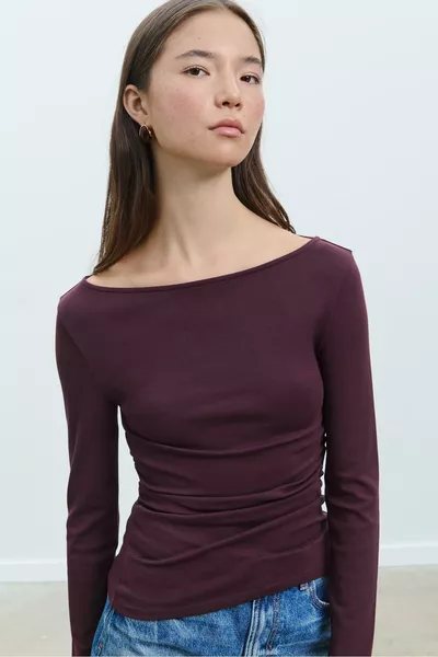 قميص طويل الأكمام مع كشكش