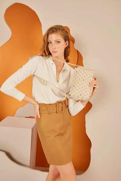 حقيبة كتف نسائية بجيه بطبعة مونوغرام 