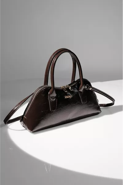 حقيبة يد وكتف نسائية باللون البني الداكن