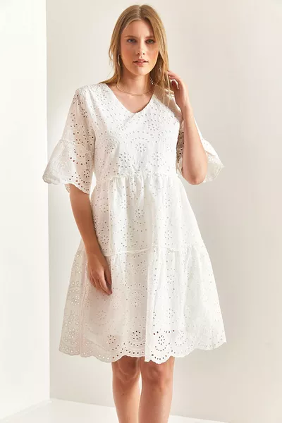 فستان دانتيل بنقشة نسائية