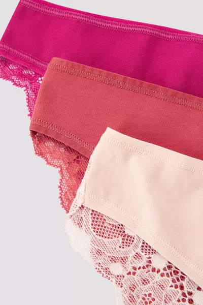 سراويل داخلية برازيلي ثلاثية اللون بألوان متعددة وظهر دانتيل صيفي ساخن