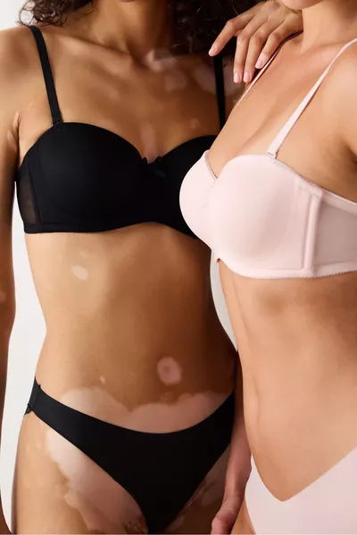 حمالة صدر سوداء بدون حشوة مع دعامة وسلك بدون حمالات على شكل لوتس