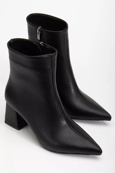 حذاء نسائي أسود بكعب عريض وطرف مدبب وسحّاب جانبي