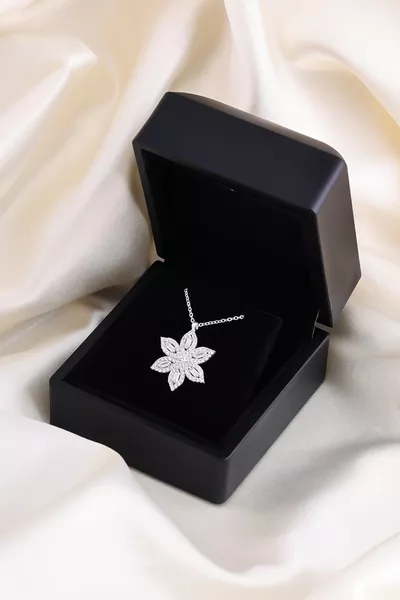 Светещо колие с бяла лотосова цвете, с подаръчна кутия, камъчета багет,  сребърно покритие, елегантно дамско