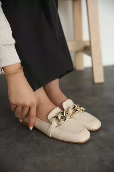 حذاء نسائي مسطح من الجلد البيج