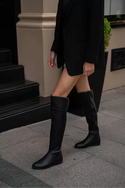 حذاء نسائي طويل من الجلد أسود بتفاصيل حجرية