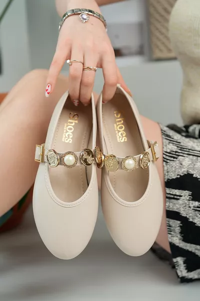 حذاء نسائي يومي بلون البيج من الجلد، خفيف ومريح، قابل للتعديل بمشبك