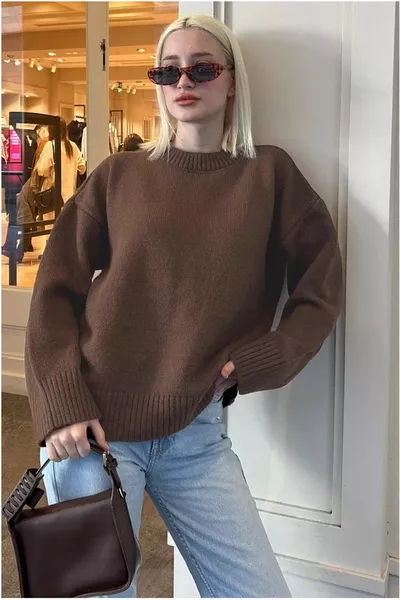 كنزة نسائية باللون البني oversized من الصوف - ياقة دائرية وملمس ناعم