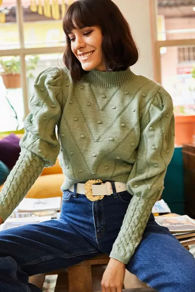 كنزة صوفية نسائية قصيرة عند الخصر بتفاصيل كول صغيرة وبوم بوم باللون الأخضر المائي 