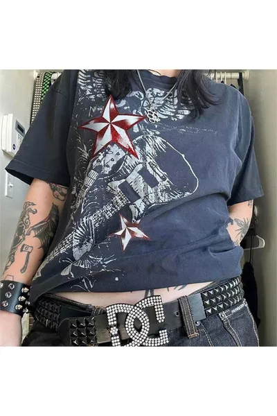 قميص رجالي ونسائي جمعت فيه الجيتار الكلاسيكي الأحمر مع مظهر سايبر غرانج