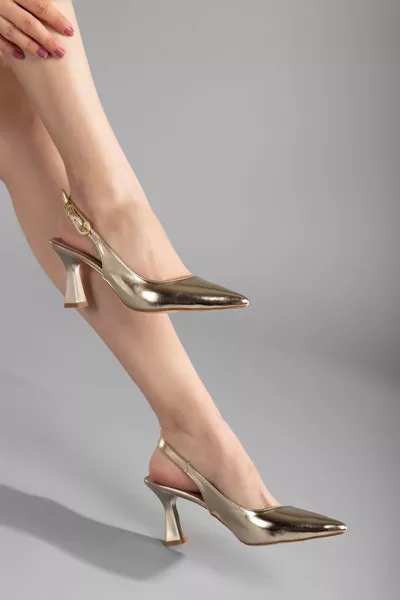 حذاء بكعب ذهبي ومشبك ذهبي