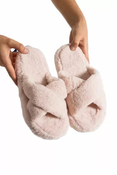 Бежови домашни чехли с бял пух