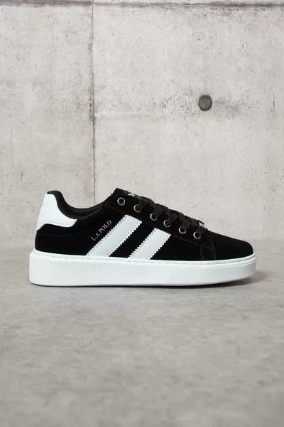 حذاء رياضي نسائي يومي  اللون أسود بنعل أبيض ورباط