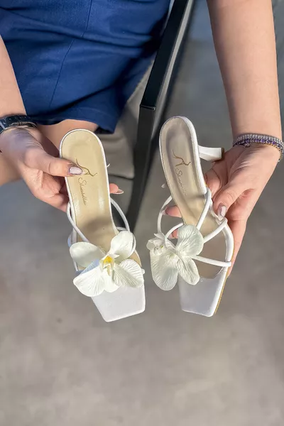 شبشب نسائي بتفاصيل زهرة بيضاء من فلاو