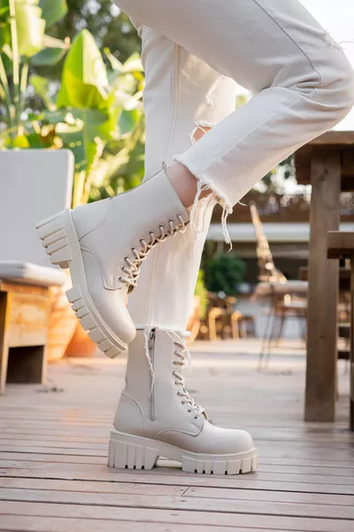 حذاء نسائي شتوي مريح مزود بكعب داخلي تقويمي وفراء داخلي مقاوم للماء وغير قابل للانزلاق بنعل مطاطي مضمون باللون البيج