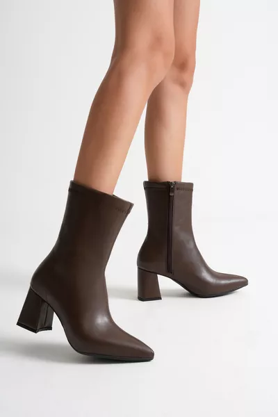 حذاء نسائي كعب متوسط بجلد ومقدمة مدببة