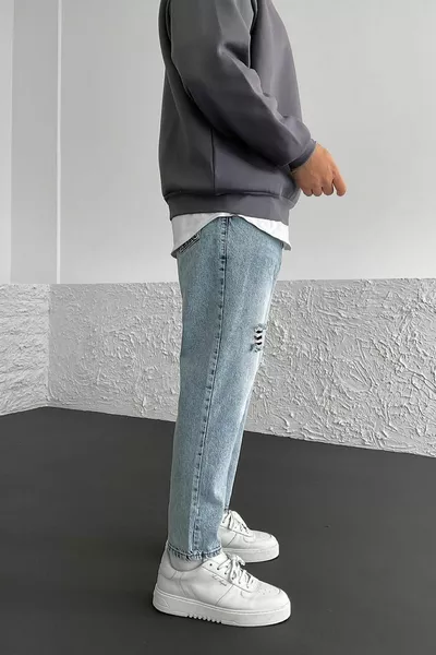 Boyfriend blue jeans con grind e fantasia strappata