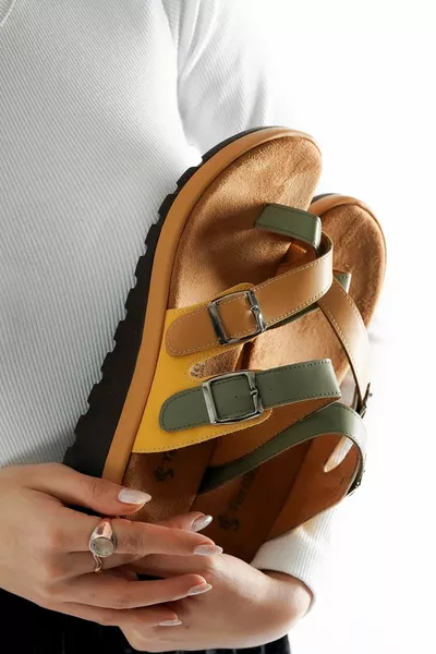 Дамски зелени джапанки с катарама между пръстите