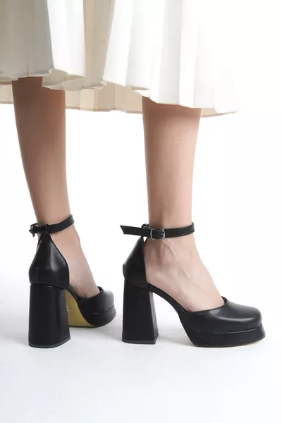 حذاء نسائي بكعب سميك بلاتفورم بجلد أسود، أمامه مغلق 