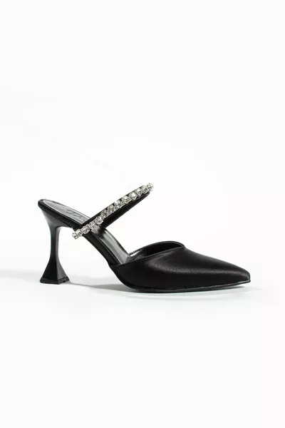 حذاء بكعب عالي من الساتان الأسود مع تفاصيل من الحجر