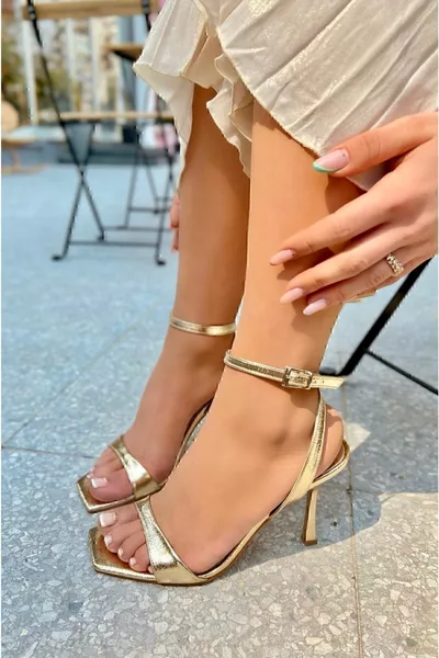 حذاء نسائي بكعب مع سوار معصم ستردا جولد