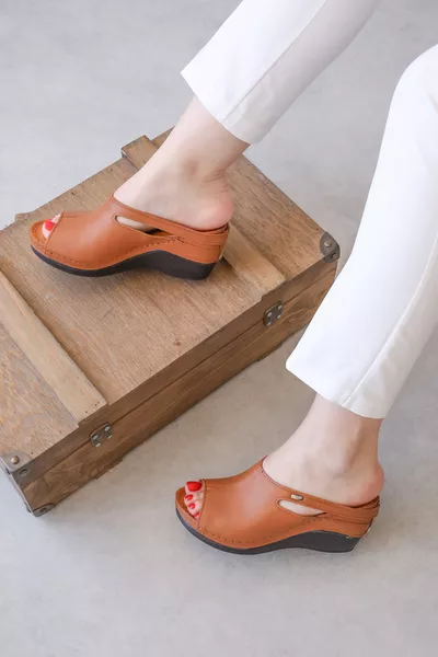 Естествена кожа дамски удобни и стилни чехли с плътен ток 