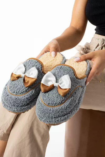 شبشب نسائي شتوي بفراشة رمادية