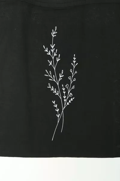 Schwarze Stofftasche mit Einblütenmuster