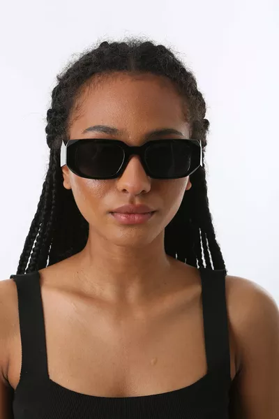 نظارات شمسية عصرية باللون الجديد والموسم الجديد