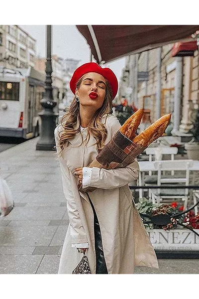 قبعة صوفية حمراء من الصوف الأسترالي للفنان الفرنسي