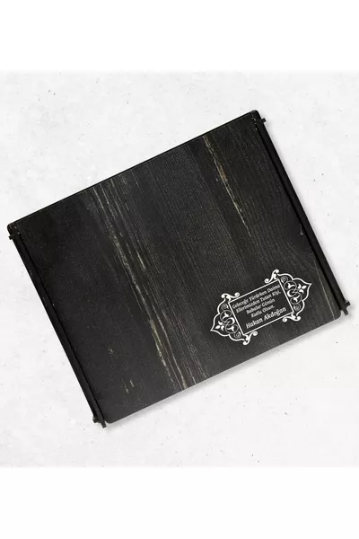 طقم مخصص للجوال يشمل محفظة، مسبحة، سوار، وميدالية في علبة خشبية