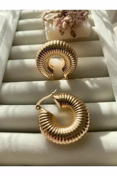 Orecchini a cerchio dorati spessi vintage con bordi dentellati