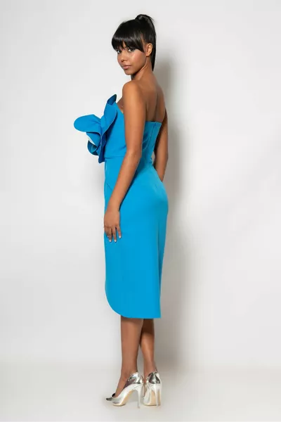 Crêpe avondjurk met grote bloemen op de borst