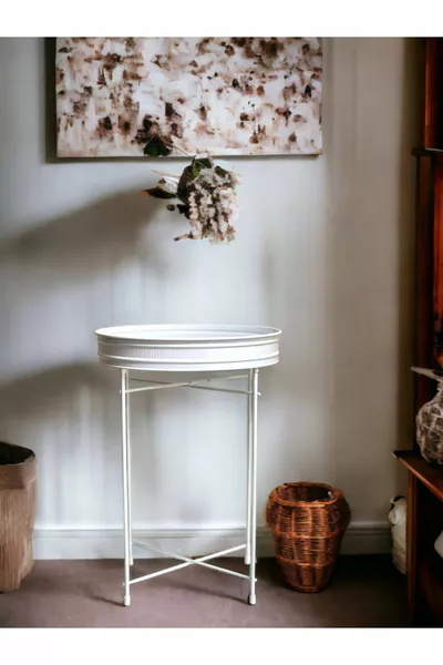 Металлический раскладной боковой столик с большой белой подносной поверхностью