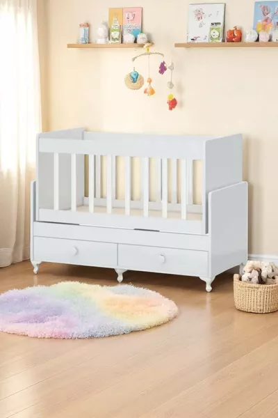 Кошара с чекмеджета и люлеещ се бебешко легло X