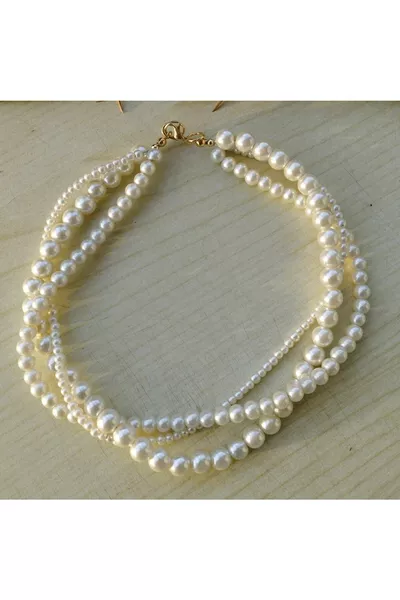 عقد تشوكر متعدد اللآلئ