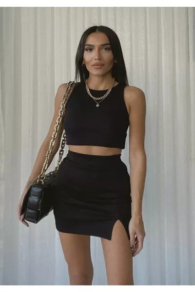 تنورة نسائية سوداء قصيرة بشق