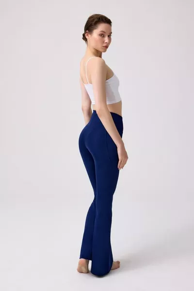 بنطال ضيق نسائي بحزام خصر عالٍ وجيوب مزدوجة وواسع عند الكاحل باللون الأزرق الداكن