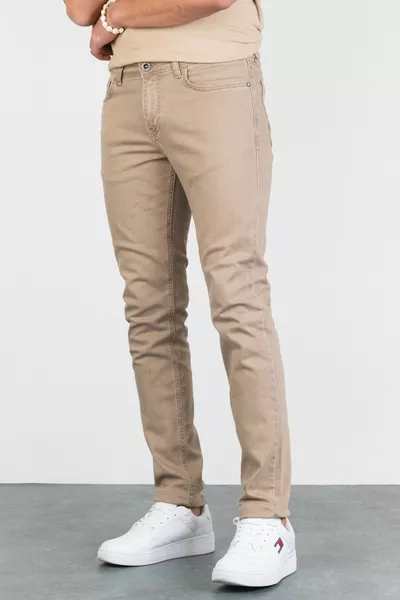 جينز رجالي بقصة ضيقة من جيف باللون البيج مع تفاصيل مرمَّاة وقماش مطاطي