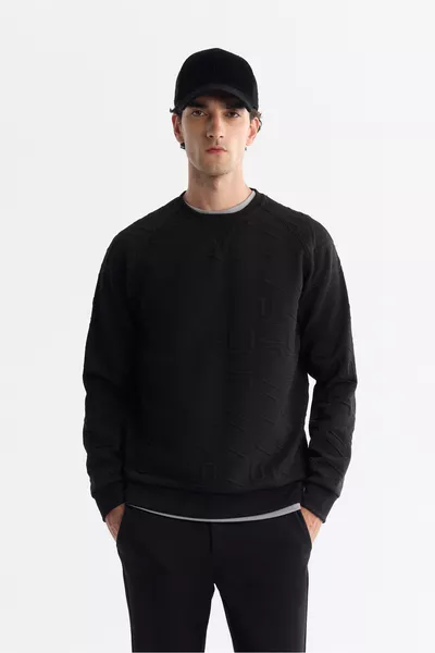 سويت شيرت رجالي أسود بياقة دائرية ومطبوع من الإيلاستين قصّة عادية 