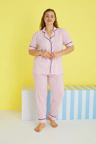 طقم بيجامة مقاس كبير منقوش بخطوط وردية وبيضاء، بحجم كبير، بأزرار وبتفاصيل على الحواف