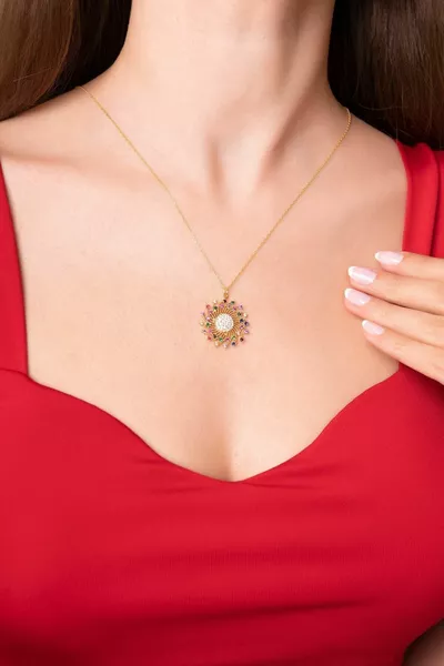 امرأة بألوان ذهبية مرصعة بأحجار ملونة وتصميم وردة الحب