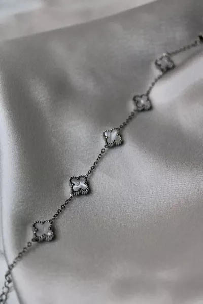 سوار من الصلب الأبيض