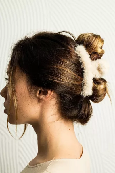 مشبك دبوس من الفرو باللون الكريمي