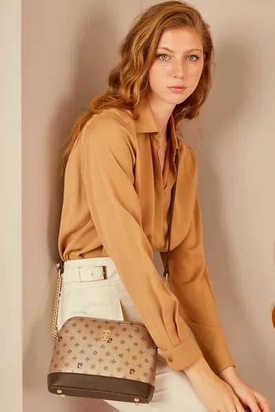 حقيبة كتف نسائية مونوغرام ذهبية 