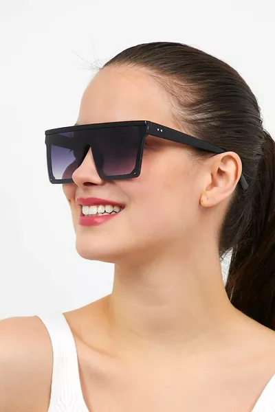 نظارة شمسية كبيرة بإطار عريض باللون الأسود