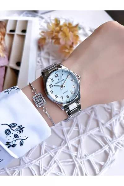 ساعة يد نسائية فضية اللون بسوار فولاذي وأرقام مقاومة للماء حتى  متر