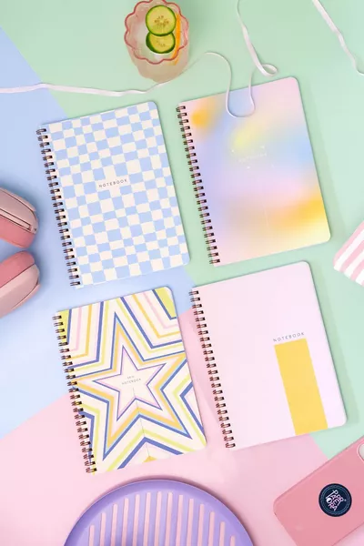 دفتر مدرسي مربعات بغلاف كرتوني حلزوني ،  ورقة، مجموعة من 4 دفاتر - منظّم للدروس - ملون