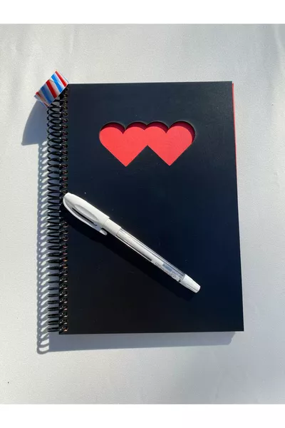 دفتر مذكرات بأوراق سوداء، غطاء خشبي على شكل قلب، ألبوم صور،  ورقة، ورق  غرام