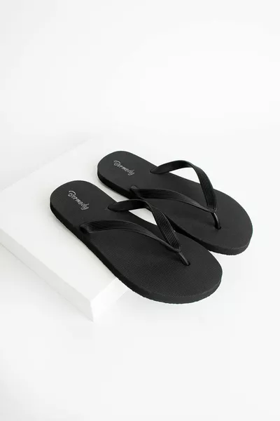 صنادل شاطئ رجالية أساسية باللون الأسود مريحة مع إصبع